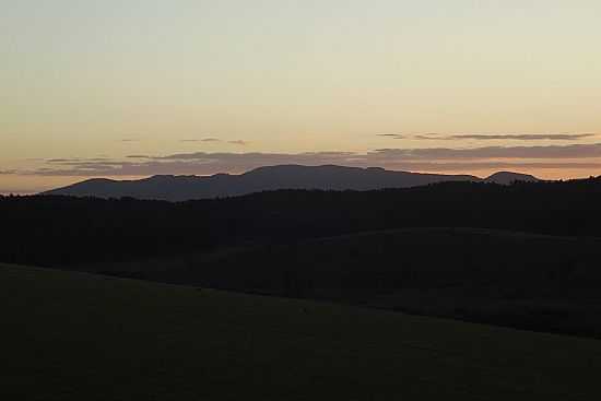 ENTARDECER NA SERRA DO CAMAPU-MG-FOTO:PATRCIO CARNEIRO - SERRA DO CAMAPU - MG