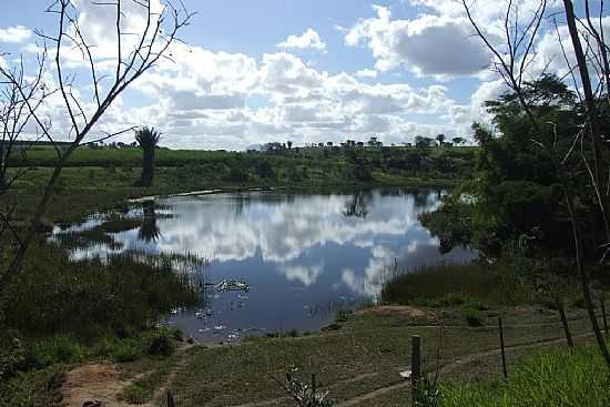 SERRA DOS AIMORS-MG-LAGO  BEIRA DA RODOVIA-FOTO:CARLOS ROBERTO ROCHA SANTANA - SERRA DOS AIMORS - MG