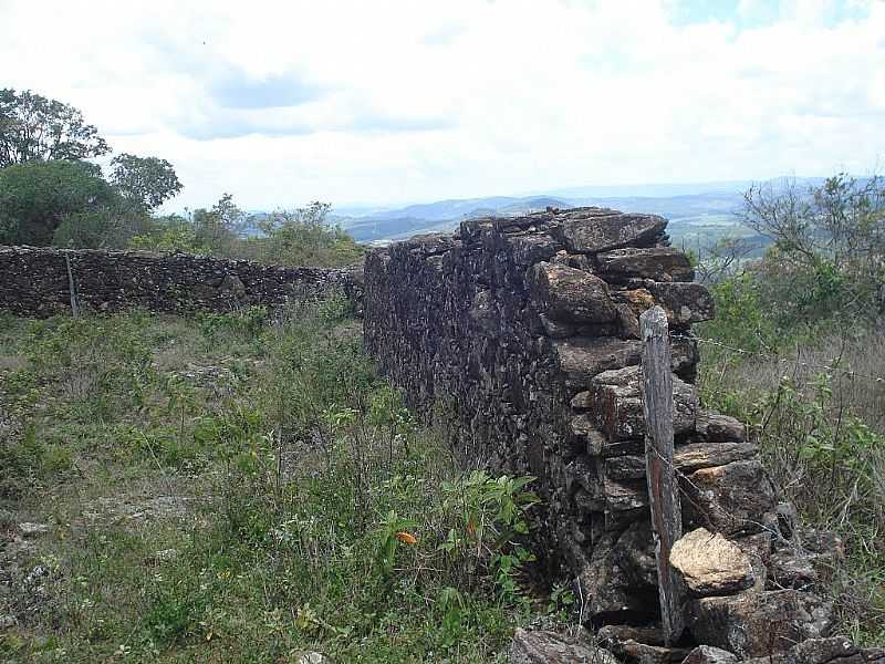 SERRANIA-MG-MURO CONSTRUDO POR ESCRAVOS-FOTO:VAGNER SANSAO - SERRANIA - MG