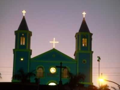 A IGREJA DE SERRANOS HOJE ILUMINADA, POR CARLOS COSTA - SERRANOS - MG