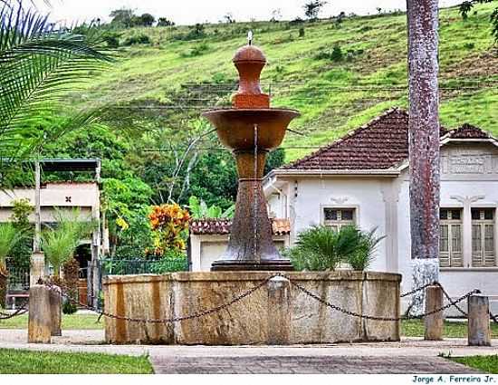 CHAFARIZ NA PRAA N.SRA.DA GLRIA-FOTO:JORGE A. FERREIRA JR - SIMO PEREIRA - MG