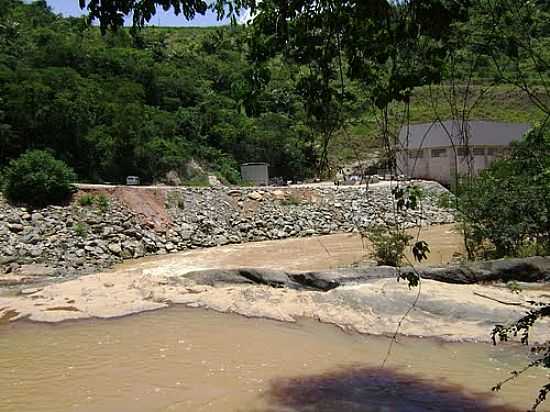 CASA DE FORA E OBRAS DA PCH NO RIO MANHUAU EM TABAJARA-MG-FOTO:GUSTAVO STURZENECKER - TABAJARA - MG