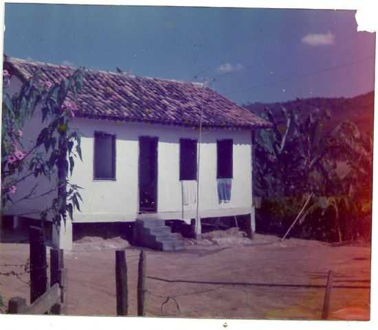 ANTIGA CASA NA FAZENDA DR SEBASTIAO  ONDE MORAVA O CHICO DO CELSO / CAFE MIRIM, POR FRANCISCO CARLOS  - TARUMIRIM - MG