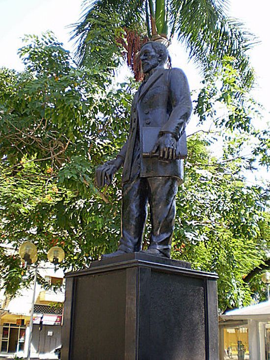 ESTÁTUA DE TEÓFILO OTONI NA PRAÇA TIRADENTES-FOTO ...