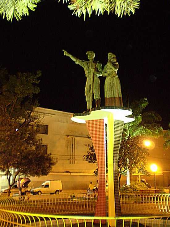 MONUMENTO AOS IMIGRANTES ALEMES EM TEFILO OTONI-FOTO:JMFCARVALHO - TEFILO OTONI - MG