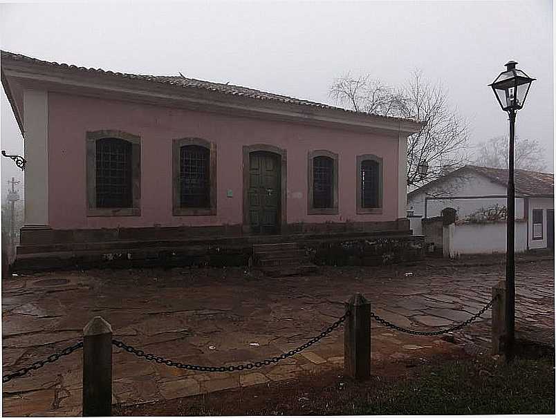 TIRADENTES-MG-ANTIGA CADEIA PBLICA EM FRENTE A CAPELA DE N.SRA.DO ROSRIO DOS HOMENS PRETOS-FOTO:PAULO YUJI TAKARADA - TIRADENTES - MG