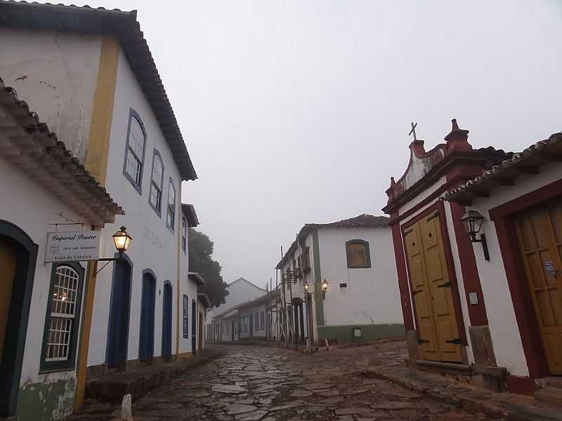 TIRADENTES-MG-CASARIO E A CAPELA PASSOS DA PAIXO DE CRISTO-FOTO:PAULO YUJI TAKARADA - TIRADENTES - MG