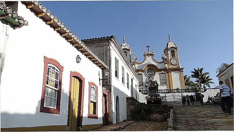 TIRADENTES-MG-CASARIOS COLONIAIS E AO FUNDO A MATRIZ DE SANTO ANTNIO-FOTO:PAULO YUJI TAKARADA - TIRADENTES - MG