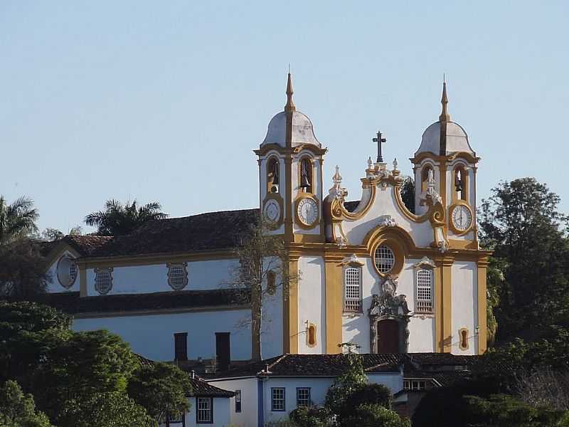 TIRADENTES-MG-FRENTE E LATERAL DA MATRIZ DE SANTO ANTNIO-FOTO:PAULO YUJI TAKARADA - TIRADENTES - MG
