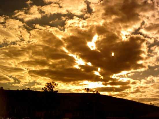 ENTARDECER EM TOCOS DE MOJI  -  PHOTO BY J.R.DINHOTOCOS - TOCOS DO MOJI - MG