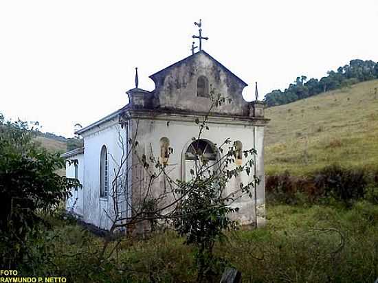 CAPELA NA ESTRADA EM TORREES-FOTO:RAYMUNDO P NETTO - TORREES - MG