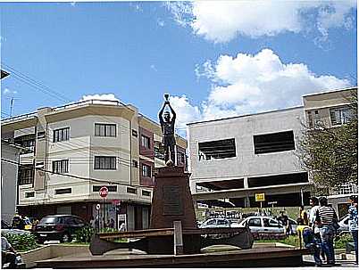 ESTATUA EM HOMENAGEM A PEL FOTO GILSON G. AGUIAR - TRS CORAES - MG