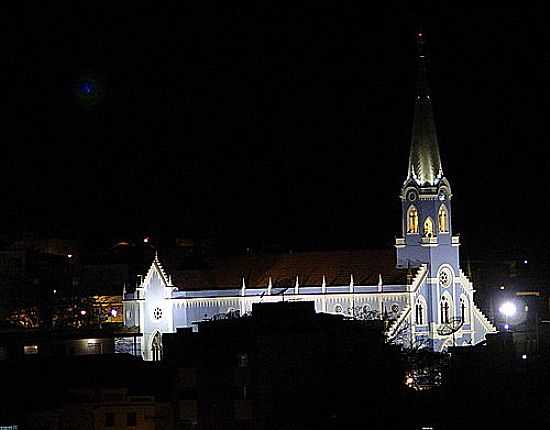 MATRIZ DA SAGRADA FAMLIA, VISTA NOTURNA-FOTO:AMPAIX - TRS CORAES - MG