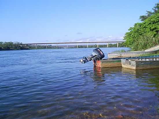 RIO SO FRANCISCO E AO FUNDO A PONTE DA BR-40 EM TRS MARIAS-FOTO:PAULO NORONHA - TRS MARIAS - MG