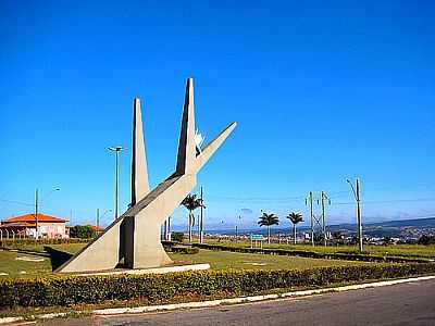 ESCULTURA NO TREVO DE TRS PONTAS, POR CICLOTP. - TRS PONTAS - MG