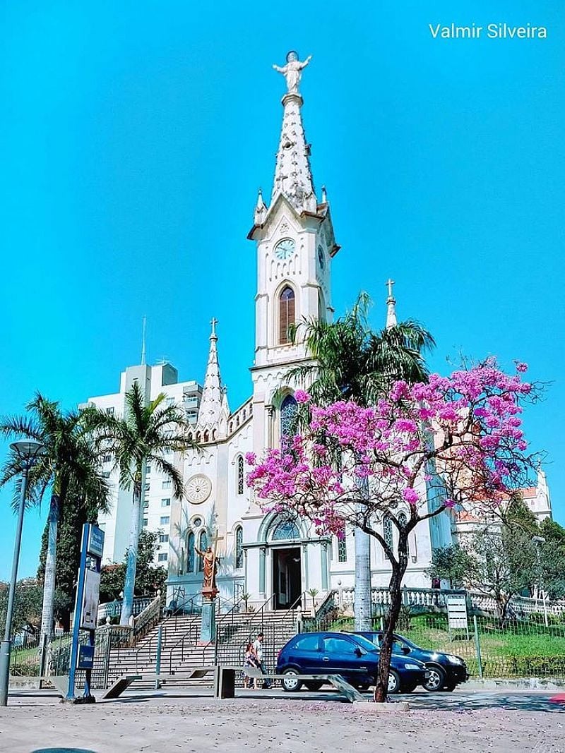 UBERABA - MG 
CATEDRAL SAGRADO CORAO DE JESUS ,STO ANTONIO E S SEBASTIO 
FOTOGRAFIA DE VALMIR SILVEIRA - UBERABA - MG