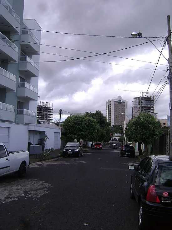 RUA ANTNIO MORAIS EM UBERLNDIA-MG-FOTO:GIULIANO NOVAIS - UBERLNDIA - MG