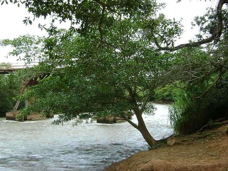 URUANA DE MINAS-MG-RIO SO MIGUEL E A PONTE-FOTO:JOO CSSIO BARBOSA COSTA - URUANA DE MINAS - MG