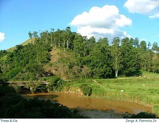 ANTIGA PONTE FERROVIRIA SOBRE O RIO DO PEIXE-FOTO:JORGE A. FERREIRA JR  - VALADARES - MG