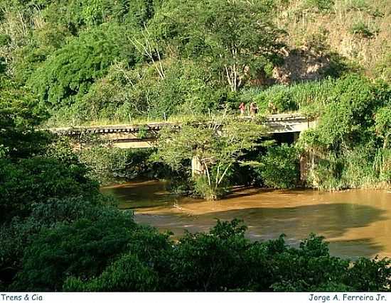 ANTIGA PONTE FERROVIRIA-FOTO:JORGE A. FERREIRA JR  - VALADARES - MG