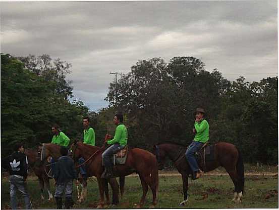 CAVALEIROS PRONTOS PARA A CORRIDA DE ARGOLINHA, POR MRCIA REGINA TRINDADE - VALO FUNDO - MG