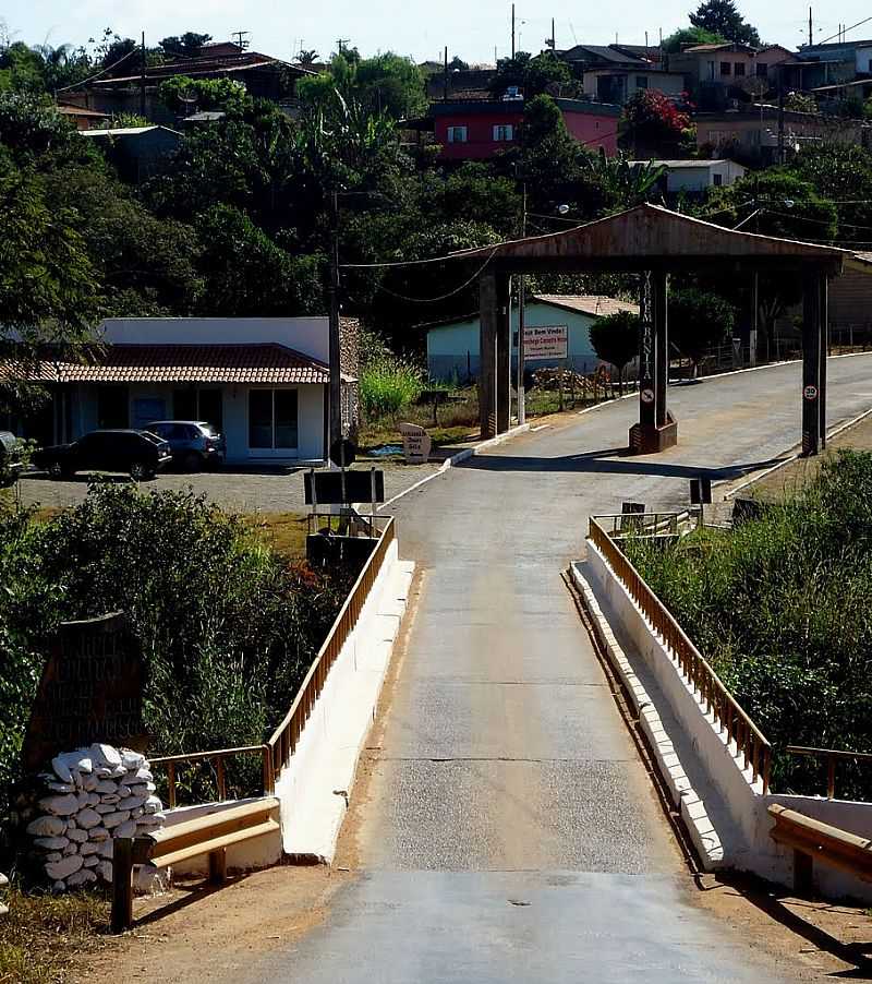 VARGEM BONITA-MG-PONTE E PRTICO DE ENTRADA DA CIDADE-FOTO:PROF. DR. IVAN ANDRADE - VARGEM BONITA - MG