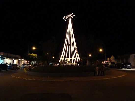 RVORE DE NATAL NA PRAA CENTRAL EM VARJO DE MINAS-FOTO:FLVIO PORTO - VARJO DE MINAS - MG