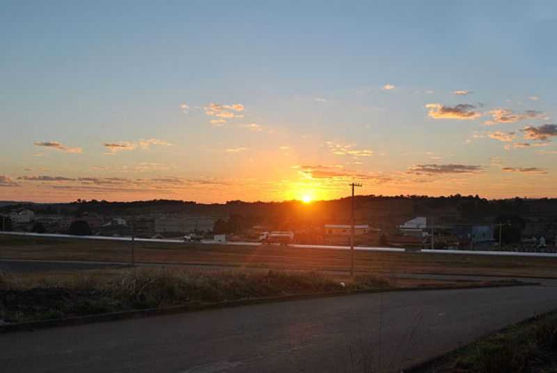 PANORMICA DA CIDADE AO NASCER DO SOL  - VARJO DE MINAS - MG