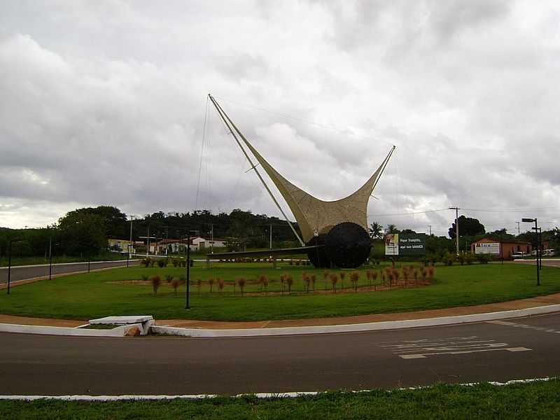 VAZANTE-MG-CARRO DE BOI NA ENTRADA DA CIDADE-FOTO:JOSE EYMARD - VAZANTE - MG