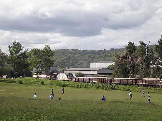 VESPASIANO-MG-CAMPO DE FUTEBOL E A FERROVIA-FOTO:PEDRO REZENDE - VESPASIANO - MG