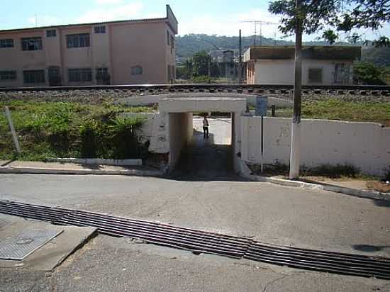 VESPASIANO-MG-PASSAGEM SOB A FERROVIA-FOTO:JAIRO NUNES FERREIRA  - VESPASIANO - MG