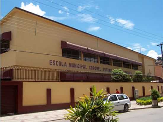 ESCOLA CORONEL ANTNIO DA SILVA BERNARDES. CORTESIA F. BRUMANO - VIOSA - MG