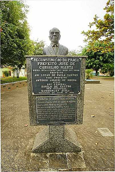 BUSTO EM HOMENAGEM AO PREFEITO JOS DE CARVALHO MARTA- FOTO:SGTRANGEL  - VILAS BOAS - MG