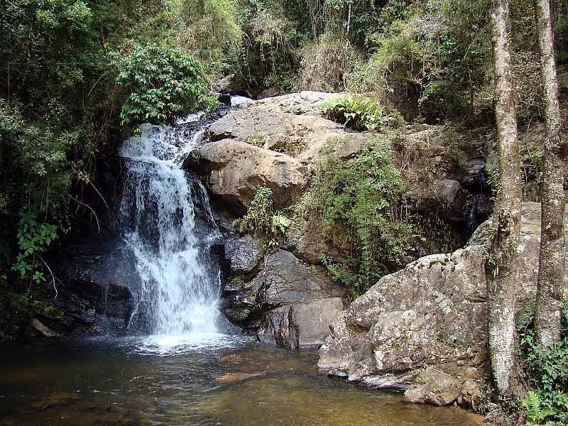 VIRGNIA-MG-CACHOEIRA NA BEIRA DA ESTRADA-FOTO:JULIOANDRADE - VIRGNIA - MG