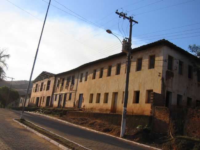 ANTIGO GRUPO ESCOLAR FLORNCIO MALTA E CASA PAROQUIAL- FOTO DE 2003, POR GERALDO FERREIRA - VIRGOLNDIA - MG