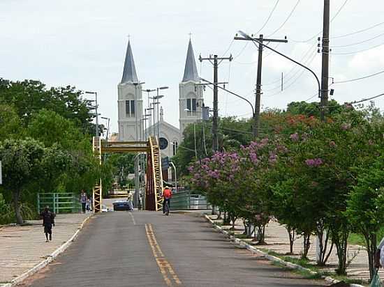 PONTE E AO FUNDO A IGREJA-FOTO:GBERSTEL - AQUIDAUANA - MS