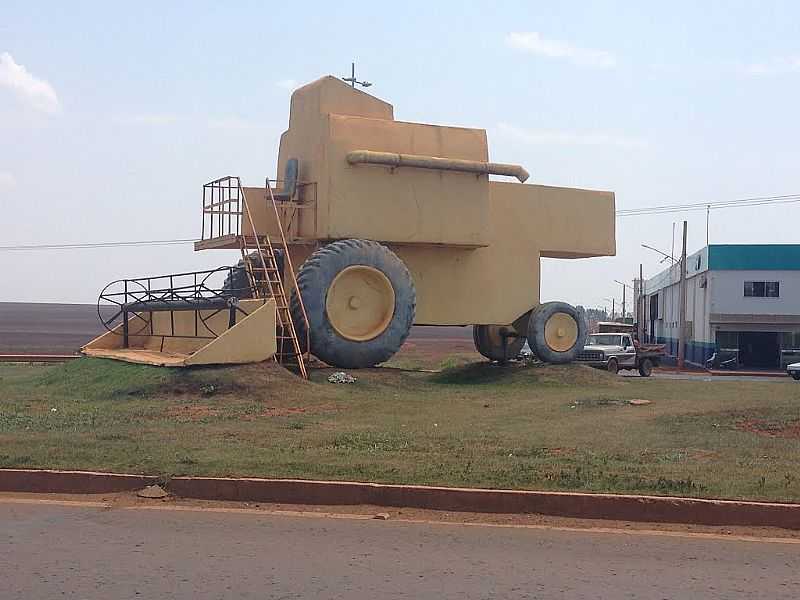 CHAPADO DO SUL-MS-COLHEITADEIRA-ESCULTURA EM CONCRETO-FOTO:NELSON CAMPOS - CHAPADO DO SUL - MS