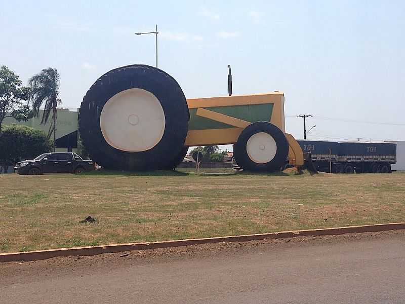 CHAPADO DO SUL-MS-TRATOR-ESCULTURA DE CONCRETO-FOTO:NELSON CAMPOS - CHAPADO DO SUL - MS