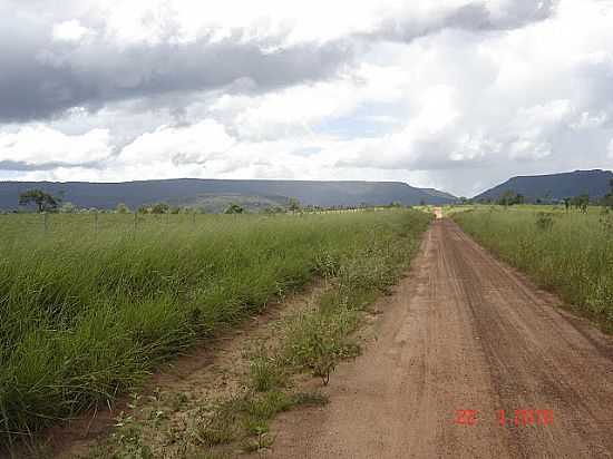 ESTRADA E AO FUNDO A SERRA DE CIPOLNDIA-MS-FOTO:WWW.PEDAL.COM.BR - CIPOLNDIA - MS