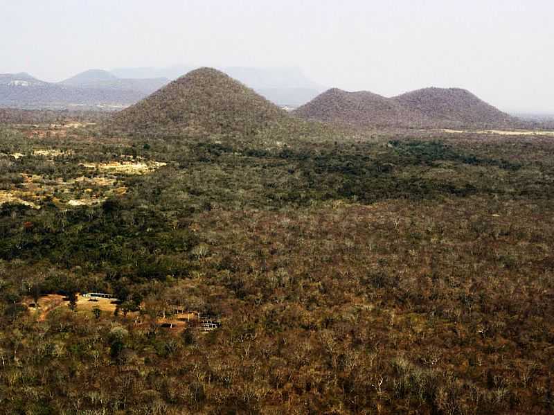 CORUMB-MS-MORROS NOS ARREDORES DA CIDADE-FOTO:ANDR BONACIN - CORUMB - MS