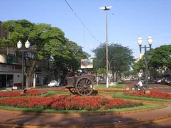 CARROA NA ROTATRIO DE DOURADOS-FOTO:PAULO YUJI TAKARADA [PANORAMIO] - DOURADOS - MS