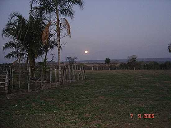 A LUA NASCENDO NA FAZENDA IP-FOTO:JUVENAL COELHO RIBEI [PANORAMIO] - FIGUEIRO - MS