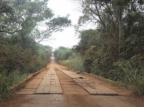 PONTE DE MADEIRA EM ESTRADA VICINAL NO DISTRITO DE GUAU-FOTO:PAULO YUJI TAKARADA - GUAU - MS