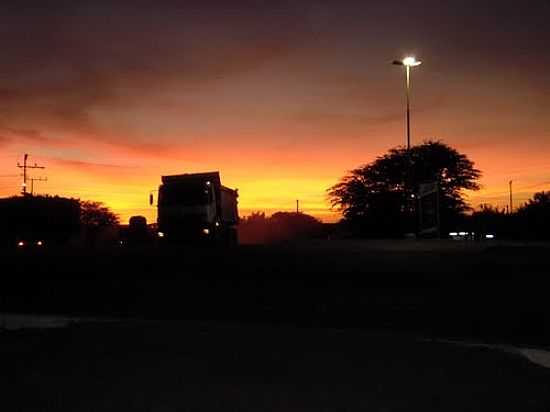 ENTARDECER NA RODOVIA EM BENDEG-FOTO:ADRIANO_RODRIGO - BENDEG - BA