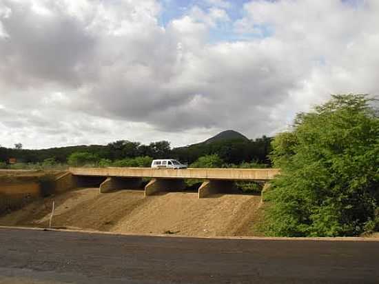 PONTE SOBRE RIACHO DO SARGENTO EM BENDEG-FOTO:ADRIANO_RODRIGO - BENDEG - BA