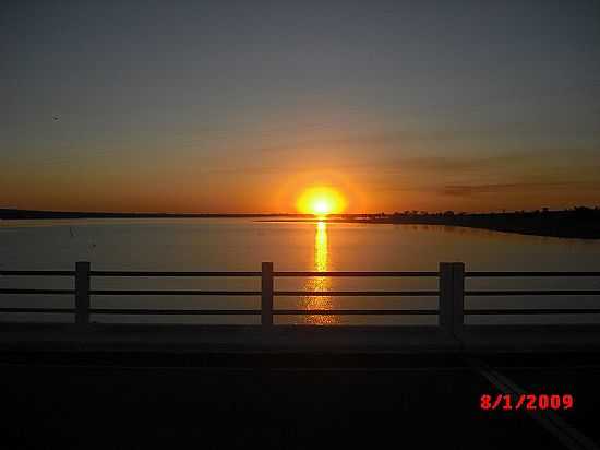 SELVRIA-MS-PR DO SOL E A PONTE SOBRE O RIO PNTANO-FOTO:PAULOJUGA - SELVRIA - MS