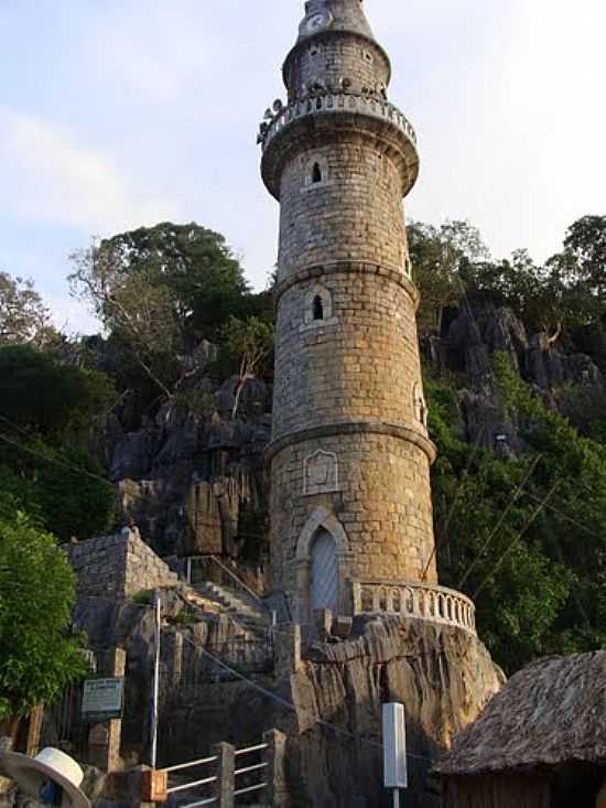 TORRE NA ENTRADA DA GRUTA DE BOM JESUS DA LAPA-BA-FOTO:DIMAS JUSTO - BOM JESUS DA LAPA - BA