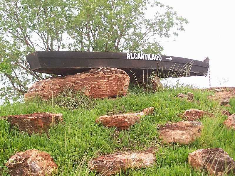 ALCANTILADO-MT-BARCO NO TREVO DE ACESSO-FOTO:CLESIOVAR SOUSA PEREIRA - ALCANTILADO - MT