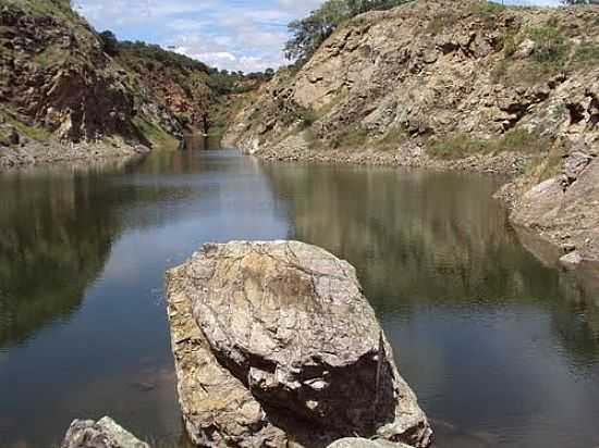 RIO ENTRE ROCHAS EM BOM JESUS DA SERRA-BA-FOTO:CRISTIANO PIRES - BOM JESUS DA SERRA - BA