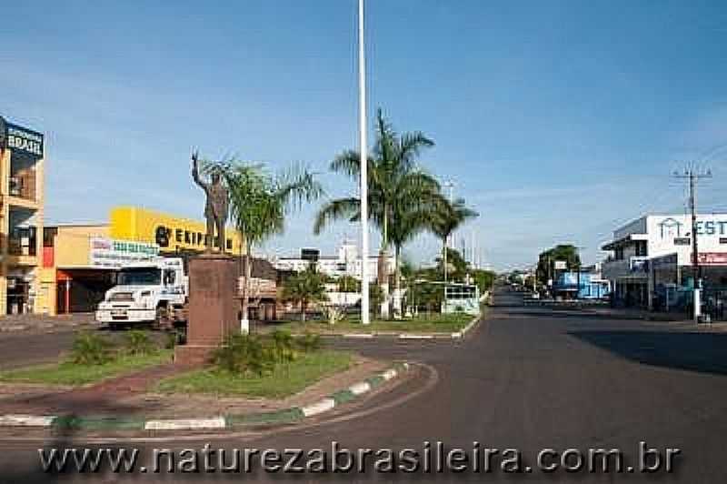 ALTO ARAGUAIA-MT-HOMENAGEM  JK NA ENTRADA DA CIDADE-FOTO:ZIG KOCH - ALTO ARAGUAIA - MT